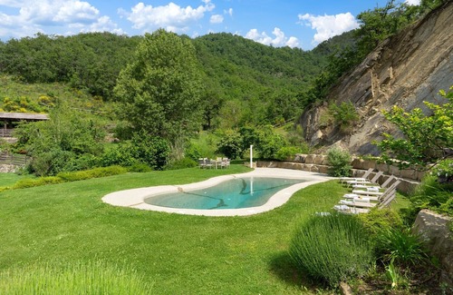 Firenzuola Villa | Quaint Villa Torre delle Rose: Family-Friendly Retreat in Umbria