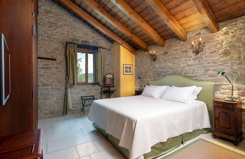 Firenzuola Villa | Quaint Villa Torre delle Rose: Family-Friendly Retreat in Umbria