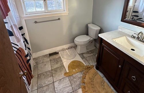 Bedford House | The Cozy Cottage in Bedford. Perfect for a friendly getaway or business stay!