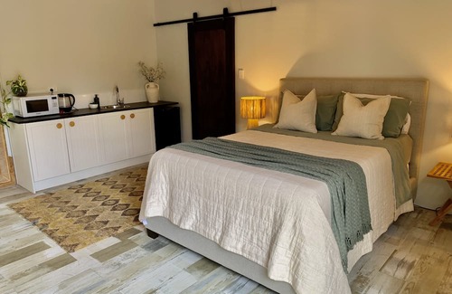 City Of Busselton Apartment | Relaxing Beachside Studio with Spa and Hot Tub Access