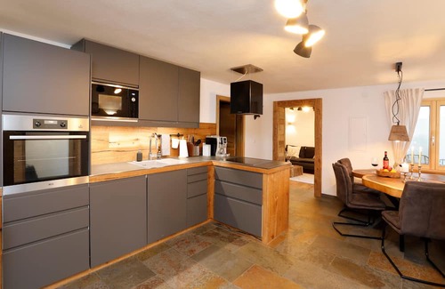 Heiligenblut Apartment | Spacious 5-Person Apartment with Spa and Hot Tub in Winkl