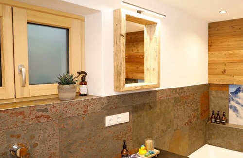 Heiligenblut Apartment | Spacious 5-Person Apartment with Spa and Hot Tub in Winkl