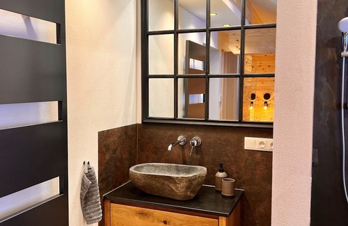 Heiligenblut Apartment | Cozy Retreat for 4 Guests with Spa and Hot Tub in Winkl