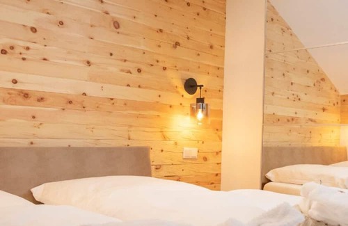 Heiligenblut Apartment | Cozy Retreat for 4 Guests with Spa and Hot Tub in Winkl