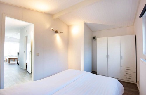 Zorgvlied Apartment | Drenthe Chalet Comfort: Ideal for Families & Pet-Free Stays