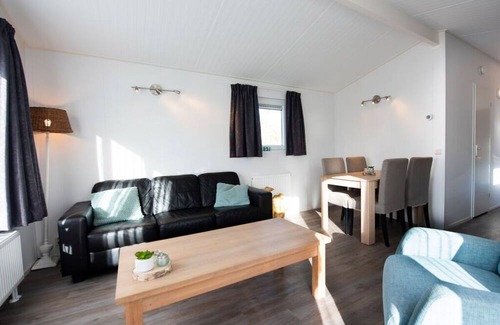 Zorgvlied Apartment | Drenthe Chalet Comfort: Ideal for Families & Pet-Free Stays