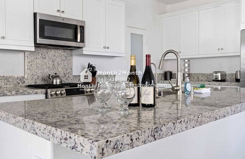 Lake Forest House | Experience Vista Views with Family-Friendly Amenities