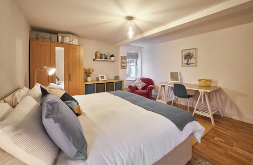 Sutton-in-Ashfield House | Experience Comfort at Host & Stay | The Willows