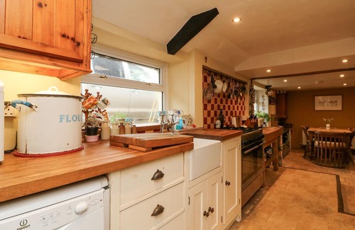 Petrockstowe House | Cozy Hallwood: Pet-Friendly Retreat with Open Fire