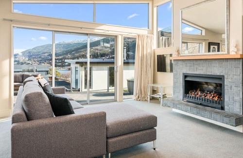 Frankton House | Lake Views on Yewlett