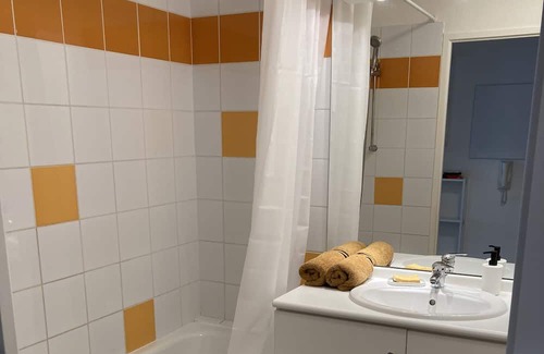 Saint-Medard-en-Jalles Apartment | Ideal City Center Apartment with Ocean View for 4 Guests