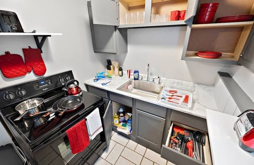 Aurora Apartment | Cozy Studio Apartment Unit F with Spa & Pet-Friendly Stay