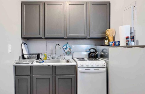 Aurora Apartment | Cozy 1-Bedroom Apartment in Aurora with Great Amenities