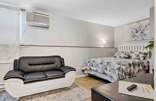 Aurora Apartment | Cozy 1-Bedroom Apartment in Aurora with Great Amenities