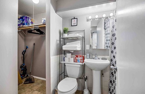 Aurora Apartment | Cozy 1-Bedroom Apartment in Aurora with Great Amenities