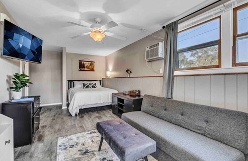 Aurora Apartment | Central Location Hotel with Pet-Friendly Amenities & Spa