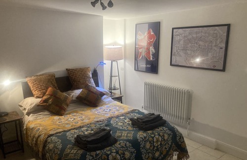 Angel Apartment | Cozy Studio Retreat in Vibrant Angel, Islington Zone 1