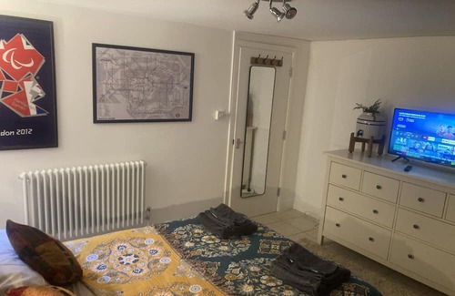 Angel Apartment | Cozy Studio Retreat in Vibrant Angel, Islington Zone 1