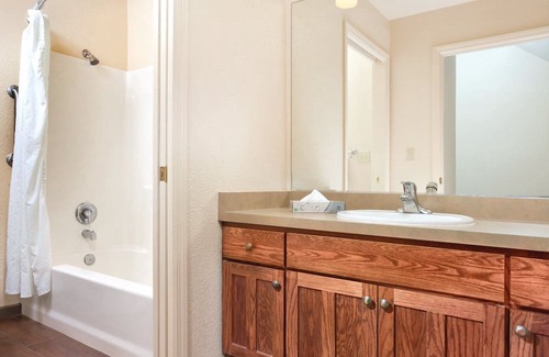Nice House | Experience Family Fun at Clear Lake with Resort Amenities