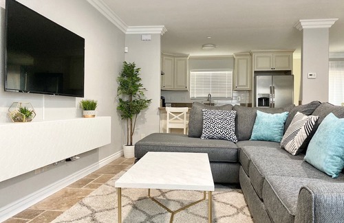 Placentia House | Modern Disneyland Getaway with Breakfast & Family Amenities