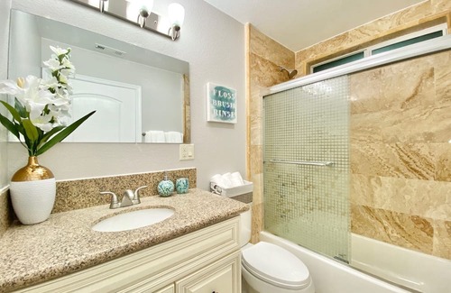 Placentia House | Modern Disneyland Getaway with Breakfast & Family Amenities