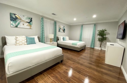 Placentia House | Modern Disneyland Getaway with Breakfast & Family Amenities