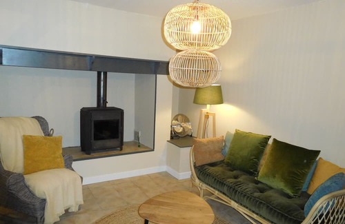 Prayssac House | Cozy Gite: Pet-Friendly Retreat for Peace and Privacy