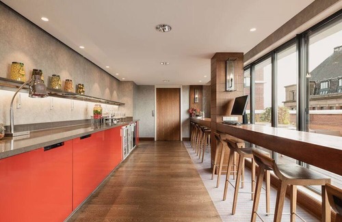 The Hague Center House | Stylish Rooms, Pet-Friendly Stay Close To Berlin's Major Attractions