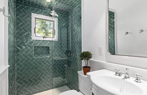 Springs Cottage | Welcoming Cottage Steps from Louse Point with Spa & Hot Tub