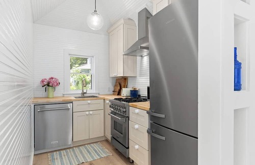 Springs Cottage | Welcoming Cottage Steps from Louse Point with Spa & Hot Tub
