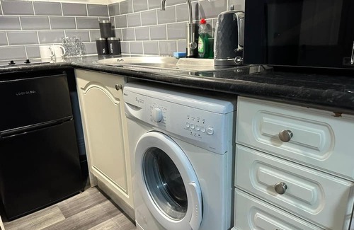 Newport Apartment | Cozy Studio Flat in Newport - Near City Centre & Pet Friendly