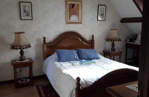 Maurepas House | Tranquil Maison au Calme with Beautiful Garden Near Versailles