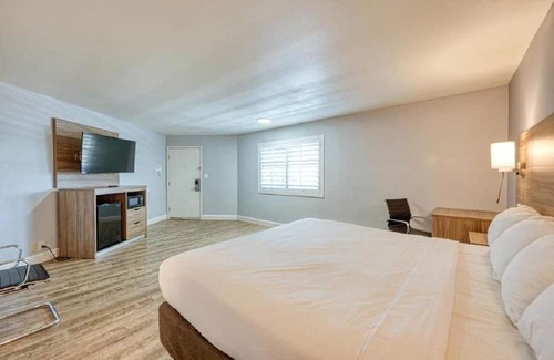 San Luis Obispo House | Delightful Non-Smoking King Bed Suite with Pool Access