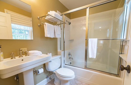Lewis Mountain House | Convenient Cameron House Extended Stay Near UVA