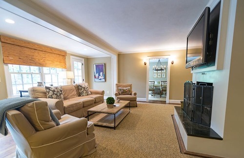 Lewis Mountain House | Convenient Cameron House Extended Stay Near UVA