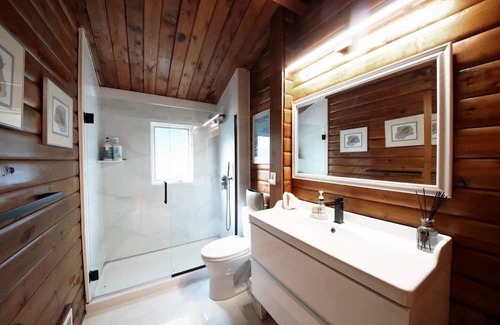 Lusby Cabin | Seaside Retreat: Updated Log Cabin with Chesapeake Bay Views