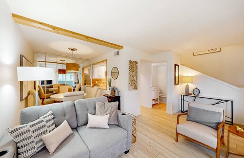 Clearwater Condo | 2-story condo with on-site pool, screened patio, AC, & private W/D