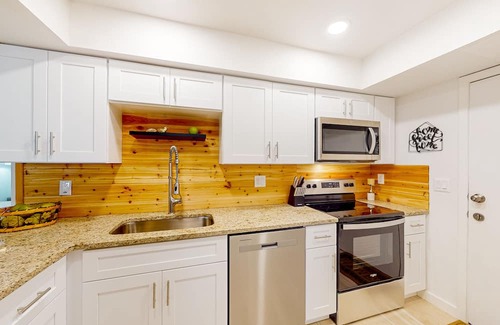Clearwater Condo | 2-story condo with on-site pool, screened patio, AC, & private W/D