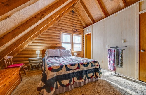Franklin Cabin | Charming Franklin Cabin with Fire Pit - Near Downtown