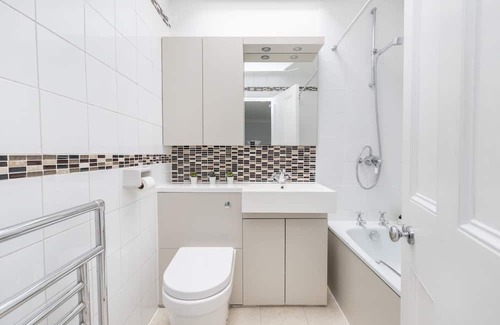 Euston Apartment | Family-Friendly 3BR Near Madame Tussauds with Spa & Breakfast