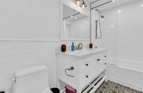 Gowanus Apartment | Modern 2BR Loft in Carroll Gardens with Great Amenities