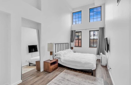 Gowanus Apartment | Modern 2BR Loft in Carroll Gardens with Great Amenities