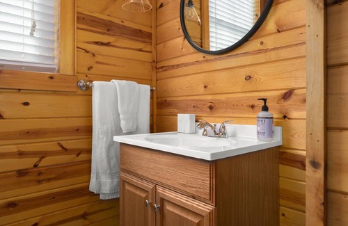 Athens House | Modern & Cozy Lake Oasis ~ Hot Tub ~ Games ~ View