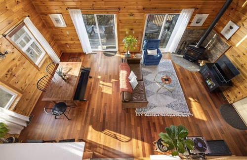 Athens House | Modern & Cozy Lake Oasis ~ Hot Tub ~ Games ~ View
