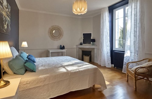 Entraigues-sur-la-Sorgue House | Relaxing Farmhouse Retreat in Entraigues sur la Sorgue