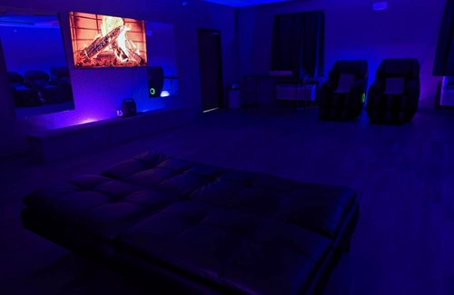 Indianapolis Apartment | Unforgettable Stay: Experience Luxury Massage Chairs Today