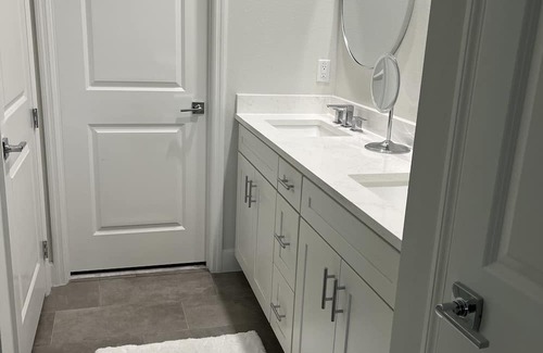 Daytona Beach Cottage | Inviting 2-Bedroom Cottage Near Family-Friendly Daytona Beach