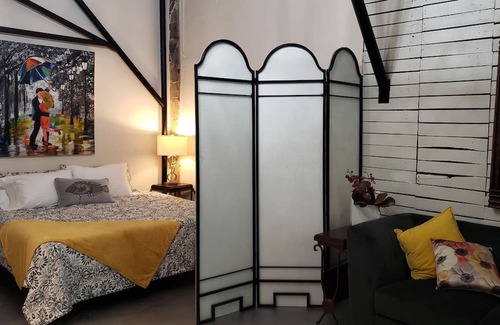 Western Division Apartment | Central Loft with King Bed & Sofa - Ideal for Families
