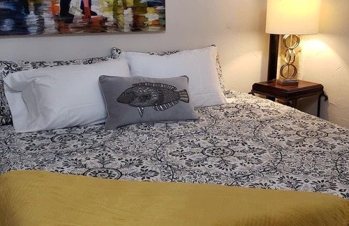 Western Division Apartment | Central Loft with King Bed & Sofa - Ideal for Families