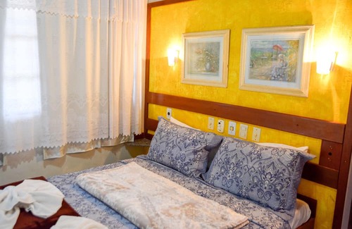 Santa Leopoldina Hotel | Discover Pousada Suiça: Family-Friendly with Pool & Dining